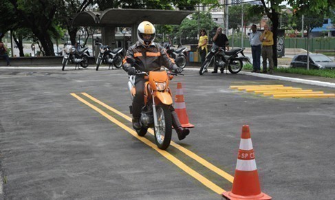 Veja a relação de cursos de Direção Defensiva e Pilotagem Segura para outubro Veja a relação de cursos de Direção Defensiva e Pilotagem Segura para outubro